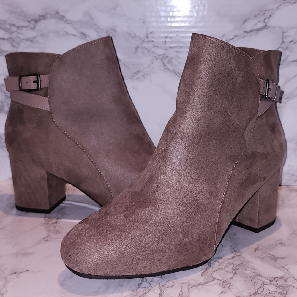 Aubrey Lynn Tan Suede Bootie Sz 10W
